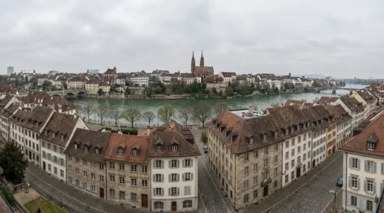 Panoramablick auf die Basler Altstadt mit Rhein und Münster für Immobilienkauf